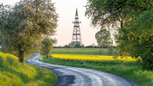 Rozhledna Čížovka svým tvarem připomíná jehlan. Má kovovou konstrukci a zděnou základnu
