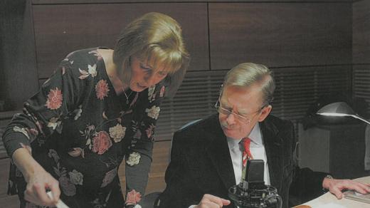 Režisérka Markéta Jahodová a Václav Havel při natáčení četby Pižďuchové v rámci charitativního projektu ve prospěch Svazu paraplegiků Kdo to psal, ten to čte (vydal Radioservis v roce 2002)
