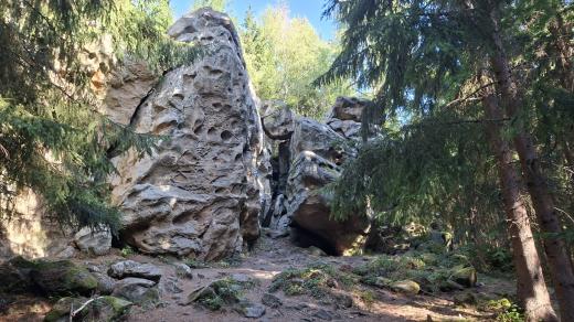 Horní skály zvané Vrátnice se nachází asi kilometr od Lucifera, nejvyššího místa dolních skal