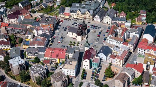 Náchod leží v turistickém regionu Kladské pomezí na severovýchodě Čech. Byl  založen v polovině 13. století. Název vznikl od toho, že se přes Náchod chodilo do Slezska a Německa