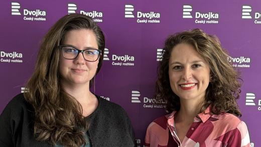 Simona Peroutková s moderátorkou Pavlou Hubálkovou