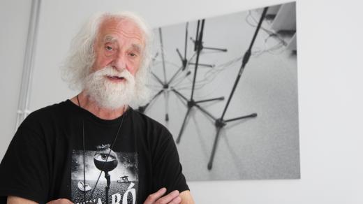 Jindřich Štreit v atriu budovy Českého rozhlasu Olomouc. V pozadí jedna z jeho fotografií