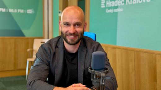 Jan Neumann ve studiu Českého rozhlasu Hradec Králové