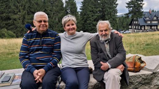 Roman Karpaš, Marcela Augustová a Miloslav Nevrlý při natáčení pořadu Setkání u mikrofonu