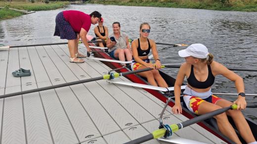 Trenérka Daniela Hlaváčová dává pokyny redaktorce Petře Ševců