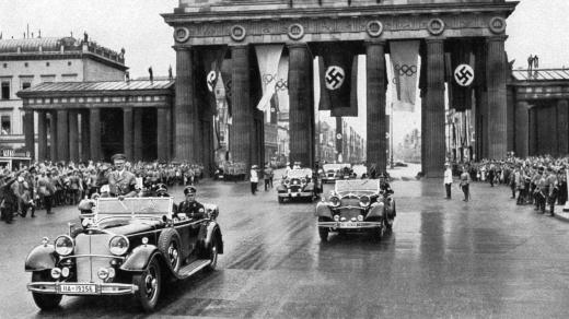 Adolf Hitler v roce 1936 v Berlíně při cestě na olympijský stadion