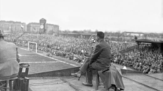 Josef Laufer při komentování zápasu ČSR vs. Itálie, 28. října 1932