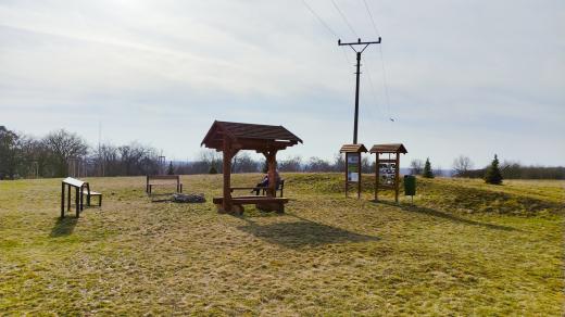 Na Větřáku je i odpočinkové posezení s ohništěm