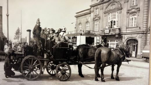 Parní koňská stříkačka bohumínských hasičů na dobové fotografii