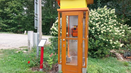 Telefonní budka v Třešti na Jihlavsku