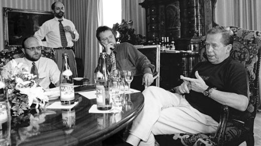 Natáčení pořadu Rozhovory v Lánech 24. 7. 1998; zleva Vlastimil Ježek, Jiří Pehe, Robert Tamchyna, prezident Václav Havel