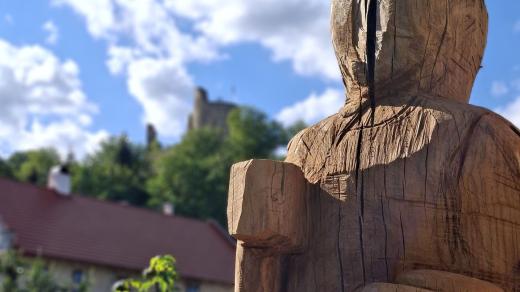 Socha rytíře Jana I. z Michalovic vzniká v podhradí známé zříceniny