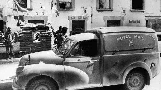 Maskovaní příslušníci IRA kontrolují auta u Londonderry, duben 1972