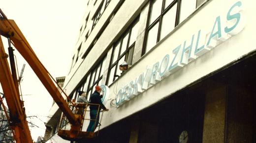 Instalace loga rozhlasu (1995)