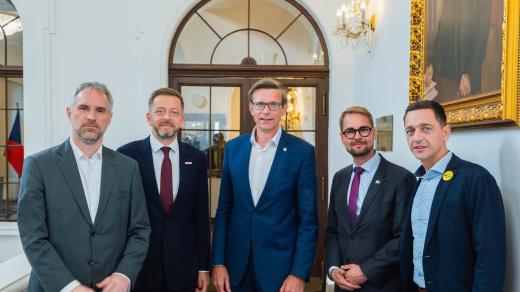 Lídři opozičních stran. Zleva Zdeněk Hřib (Piráti), Vít Rakušan (STAN), Martin Kupka (ODS), Matěj Ondřej Havel (TOP 09) a Jan Grolich (KDU-ČSL)