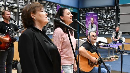 V Toboganu pro bratry Nedvědy zahrála skupina Příbuzní