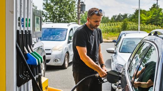 Muž tankuje na čerpací stanici, ilustrační foto