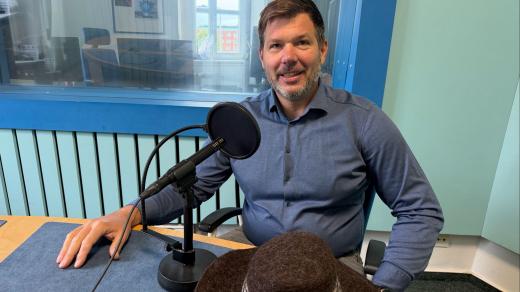 Jiří Černý ve studiu Českého rozhlasu Hradec Králové