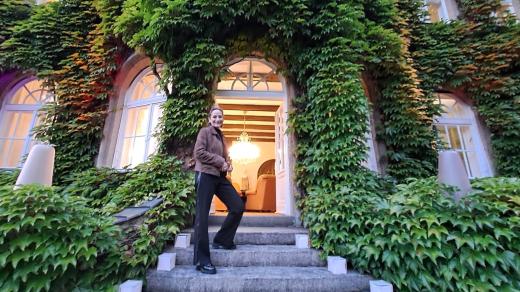Návštěvníky Gewisovy vily přivítala generální ředitelka společnosti Preciosa Lighting Lucie Karlová