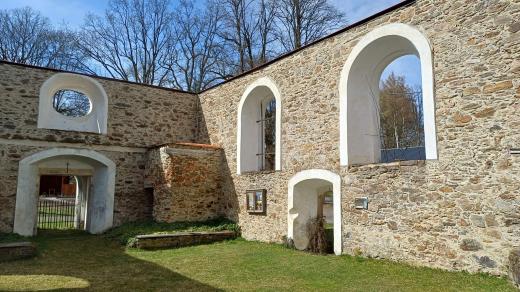 O záchranu památky se zasloužil jeden z původních obyvatel. Spolu s dobrovolníky ruiny vyklidili a zpřístupnili