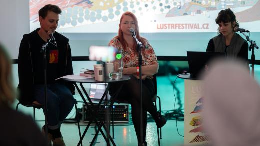 Prokop Pithart, Eliška Fulínová a Magdalena Gurská během živého Podhoubí na festivalu LUSTR