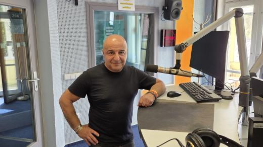Bubeník a pedagog na ZUŠ Antonína Dvořáka Karlovy Vary Ali Siládi