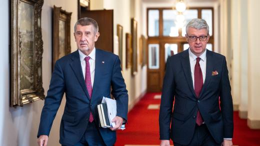 Zleva premiér Andrej Babiš a ministr průmyslu a obchodu Karel Havlíček (oba ANO) přichází na zasedání nové vlády ANO, SPD a Motoristů