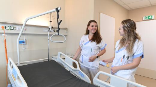 Zdravotní sestry v pokoji zrekonstruovaného neurologického oddělení Nemocnice AGEL Přerov