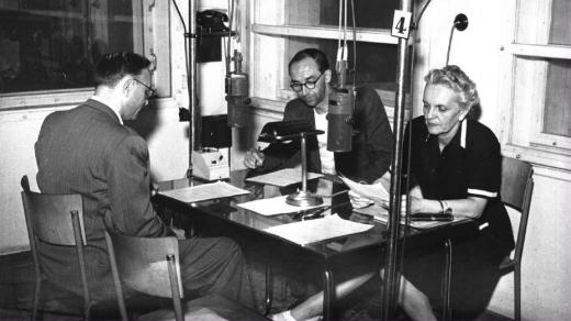 Příprava Rozhlasových novin – hlasatelé Josef Junek, Adolf Mácha a Růžena Hájková (1949)