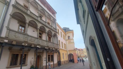 Muzeum loutkářských kultur sídlí v chrudimské Břetislavově ulici, hned vedle náměstí