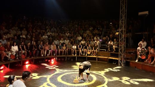 Rýže se v představení kambodžského nového cirkusu používá od začátku až do konce