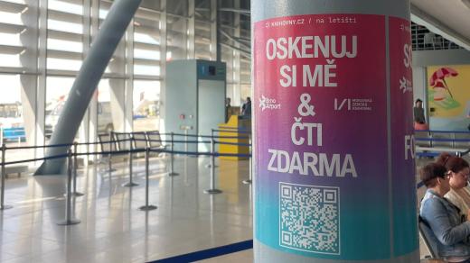 Moravská zemská knihovna ve spolupráci s letištěm rozmístila v odletovém terminálu QR kódy