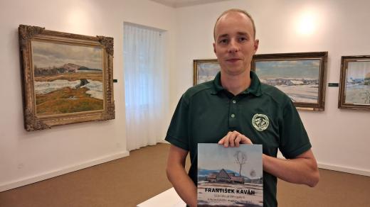 Kurátor výstavy David Ulrych s publikací František Kaván – Sedmdesát let v galerii Krkonošského muzea v Jilemnici vydanou u příležitosti výročí