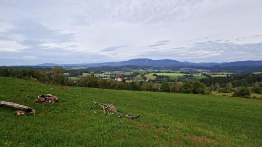 Vodní kolotoč, překážka Oříšku hop, dendrofon i vyhlídka za odměnu. To je naučná stezka v Pilníkově