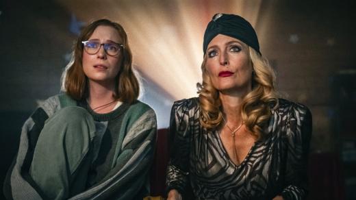 Gillian Andersonová a Hannah Einbinderová ve filmu Sex a smrt v kempu Miasma