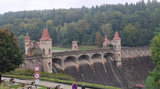 Stoletá dáma nic neztrácí na své působivosti. Přehrada Les Království vás okouzlí svou pohádkovostí