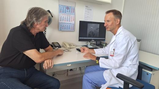 Přednosta Kliniky hepatogastroenterologie IKEM Tomáš Hucl s pacientem Václavem