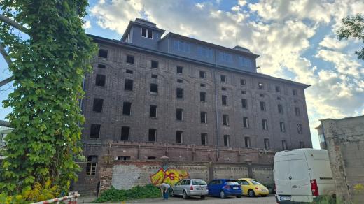 Sýpka v Hradci Králové, to je čistý industriální punk. Zchátralá ruina díky nadšencům znovu ožívá