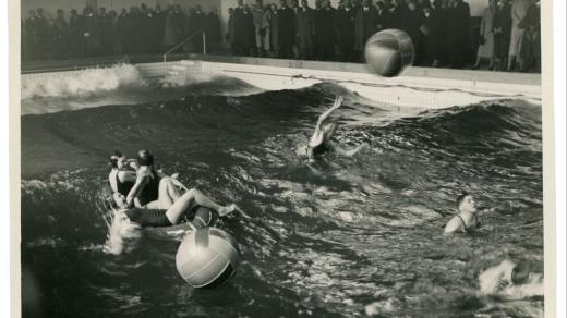 Umělé vlnobití při slavnostním otevření městských lázní, 1933