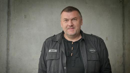 Zlo je společnost, která ustrne. V našem světě bylo všechno možné, ale mladí dnes čelí extrémně náročným výzvám, říká spisovatel