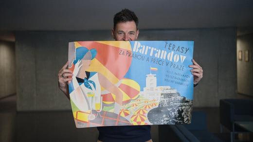 Kniha VISIT Czechoslovakia! Příběhy českých a slovenských cestovatelských plakátů prochází prostřednictvím plakátů dějinami Československa od roku 1918 až do jeho zániku v roce 1992