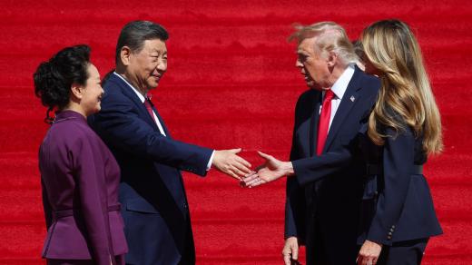 Prezident Si Ťin-pching a Donald Trump s manželkami před Bílým domem