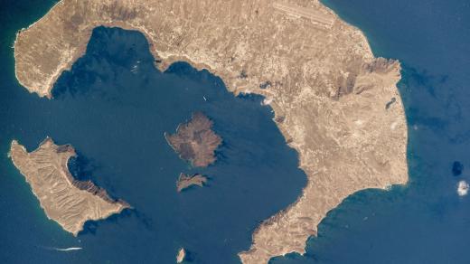 Řecký ostrov (nebo spíše malé souostroví) Santorini je pozůstatkem sopky