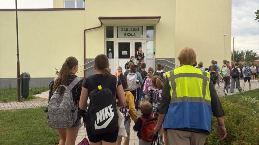 Zdislava Kuřinová doprovází děti do školy a školky v Blatnici