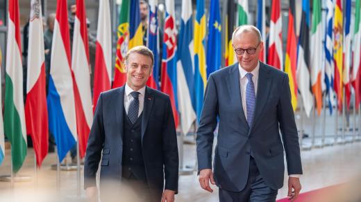 Francouzský prezident Emmanuel Macron a německý kancléř Friedrich Merz na summitu Evropské rady v Bruselu (archivní foto)