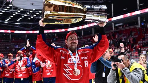 Roman Červenka s mistrovskou trofejí