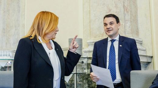 Ministryně financí Alena Schillerová (ANO) a ministr zahraničních věcí Petr Macinka (Motoristé sobě)