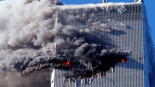 Do severní věže Světového obchodního centra narazilo v 8.46 unesené letadlo z letu 11 American Airlines
