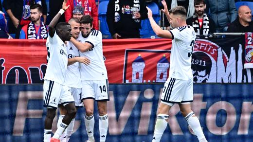 Olomoučtí fotbalisté slaví gól na půdě plzeňské Viktorie