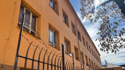 Několik pokojů už ubytovna opravené má, do nich se přestěhuje část nájemníků